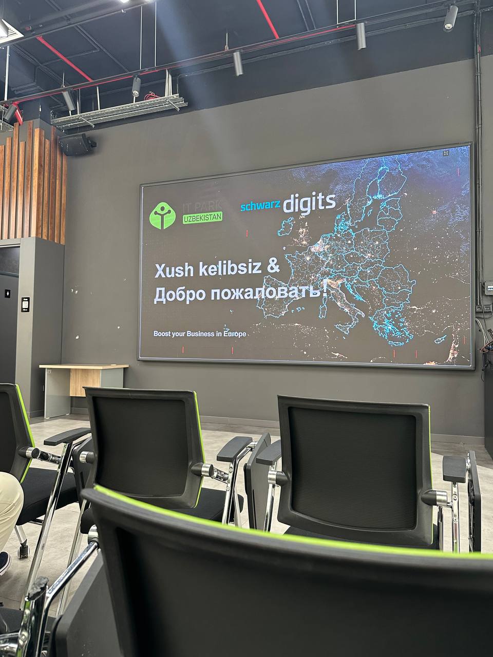 Abbos Khamidov, CEO aisolution, и представитель Schwarz Digits после конференции IT Park Ташкент 2026
